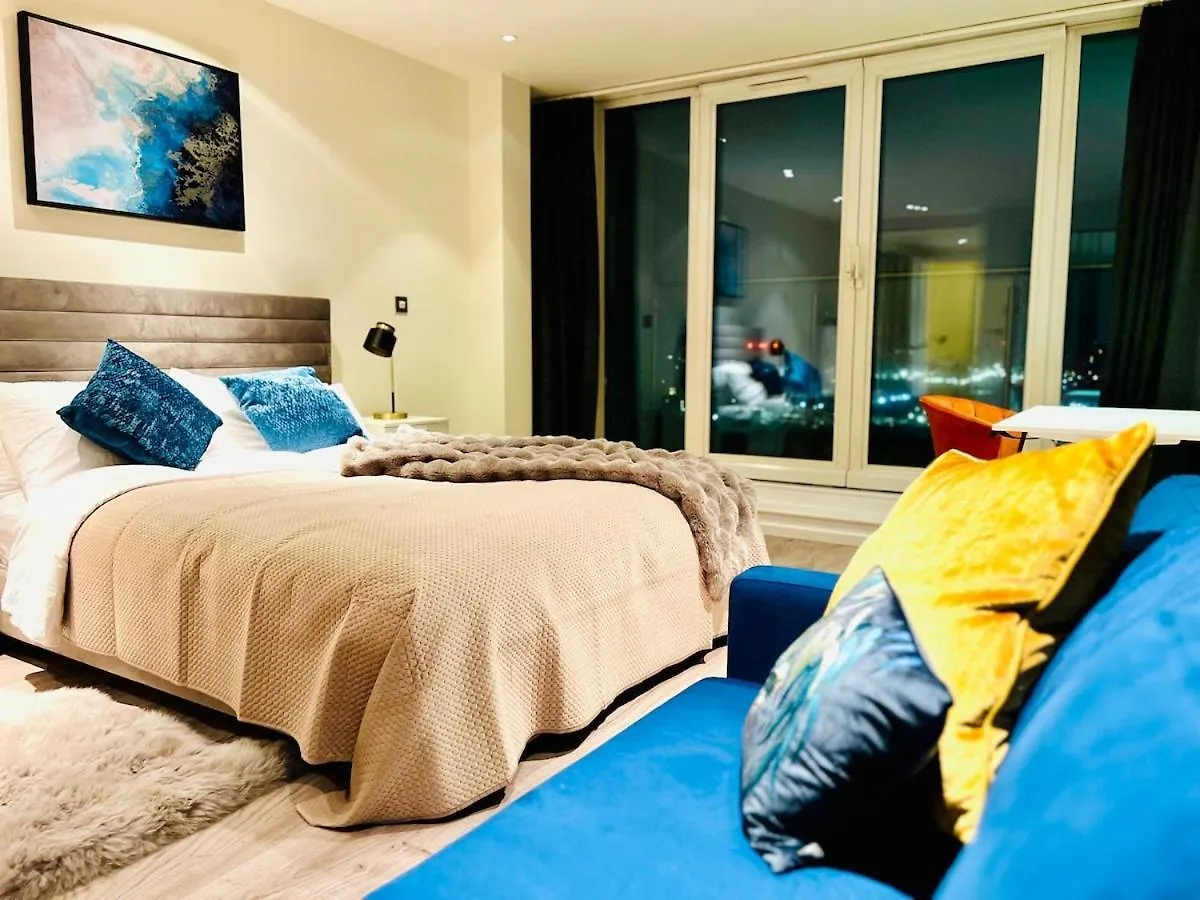 Luxury Stay With Stunning Views In Prime Location - Perfect For Business Or Leisure London Apartment