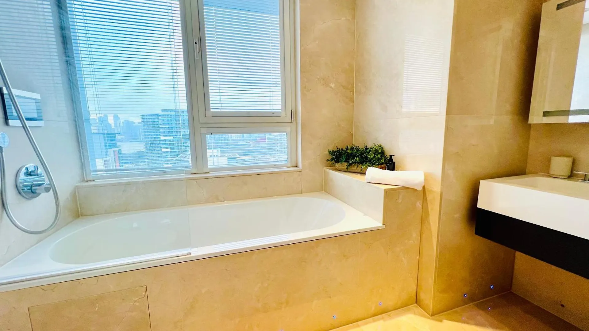 Luxury Stay With Stunning Views In Prime Location - Perfect For Business Or Leisure London