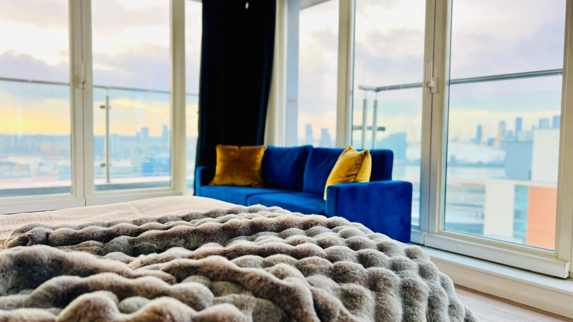 Apartment Luxury Stay With Stunning Views In Prime Location - Perfect For Business Or Leisure London