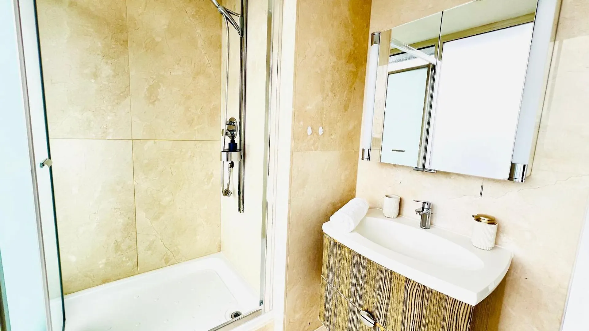 Luxury Stay With Stunning Views In Prime Location - Perfect For Business Or Leisure London Apartment