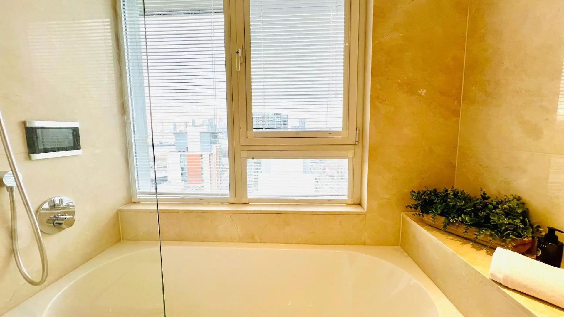 Apartment Luxury Stay With Stunning Views In Prime Location - Perfect For Business Or Leisure London